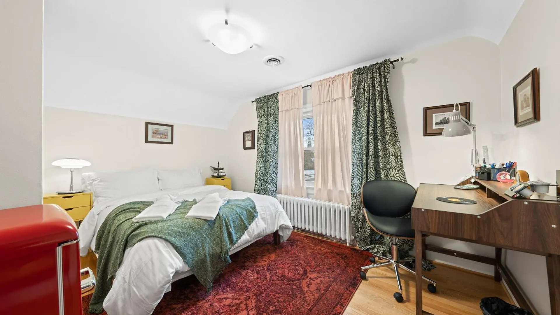Retro Private Room Near Finch, Retro House, Wi-Fi Toronto Homestay