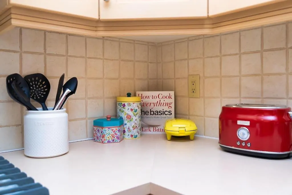 Retro Private Room Near Finch, Retro House, Wi-Fi Toronto Homestay