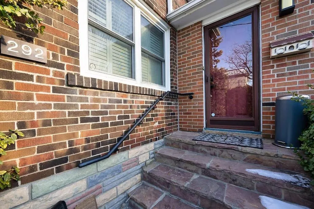 Retro Private Room Near Finch, Retro House, Wi-Fi Toronto Homestay