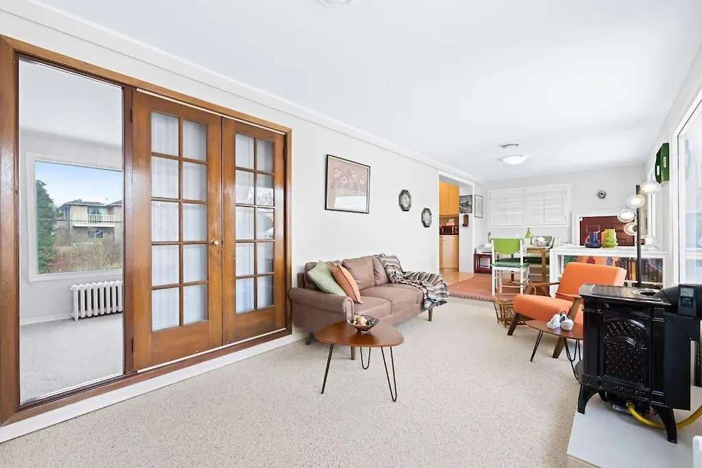 Retro Private Room Near Finch, Retro House, Wi-Fi Toronto Homestay
