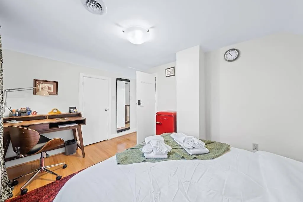 Homestay Retro Private Room Near Finch, Retro House, Wi-Fi Toronto Canada