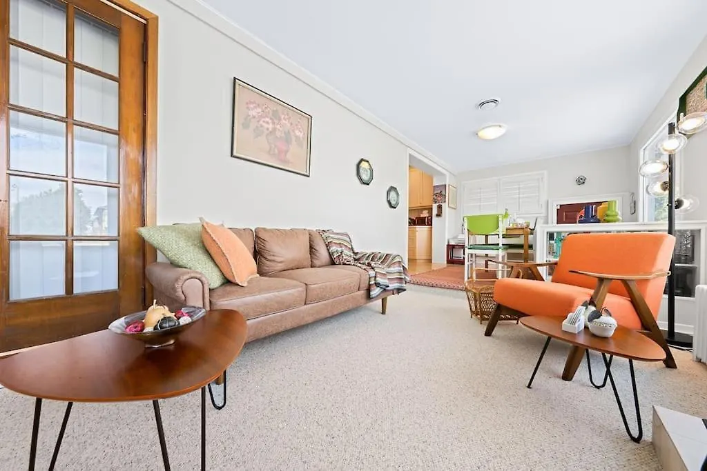Retro Private Room Near Finch, Retro House, Wi-Fi Toronto Homestay