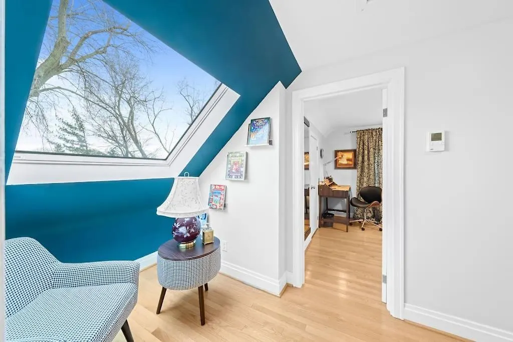 Retro Private Room Near Finch, Retro House, Wi-Fi Toronto Homestay